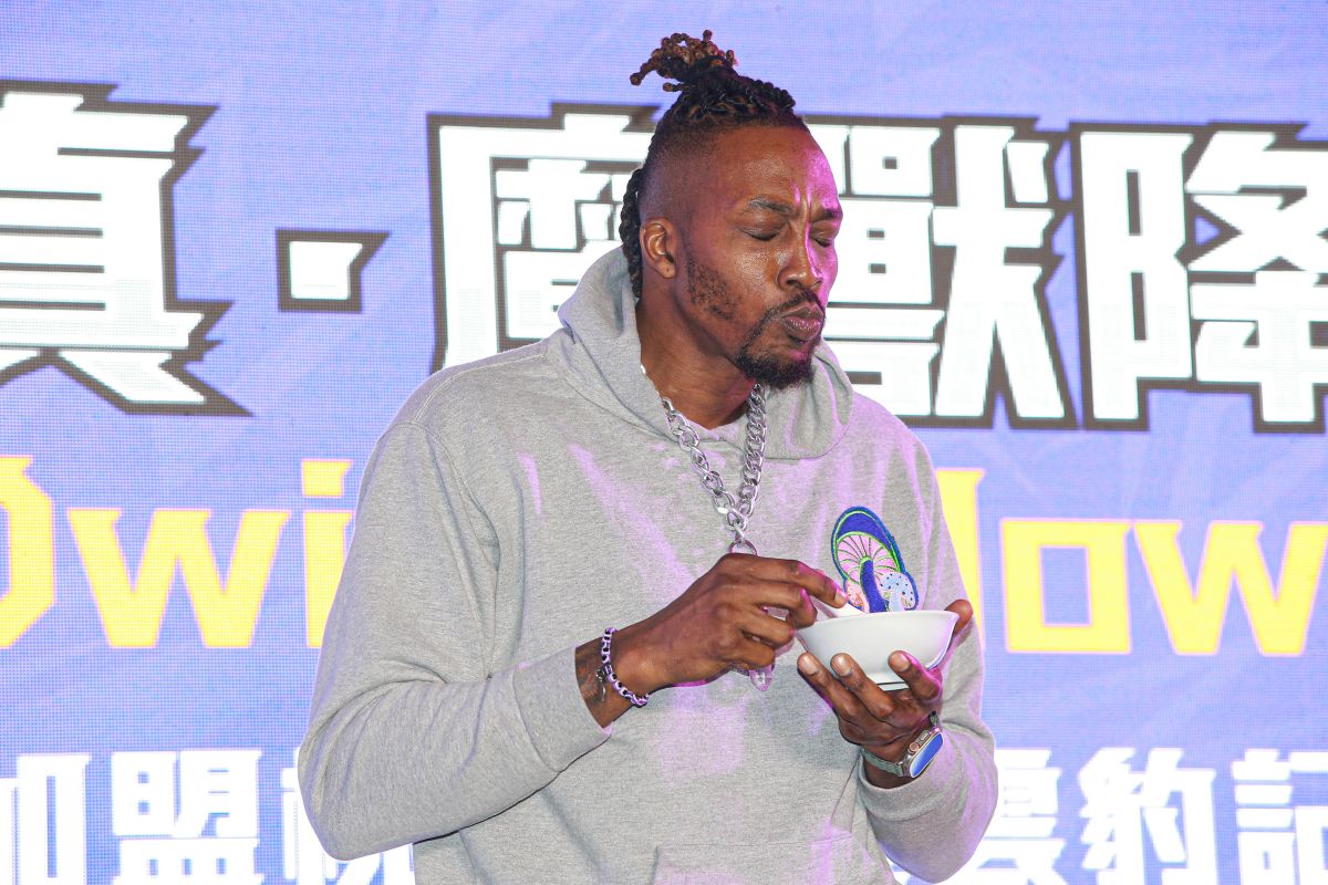 ▲霍華德品嚐大腸麵線。（圖／葉政勳攝）