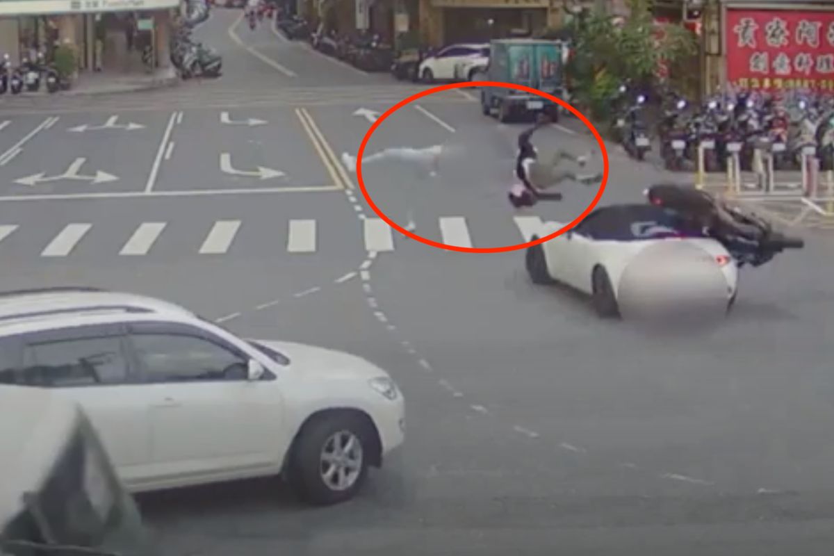 ▲新北市板橋區金門街與溪城路口，昨（11）日下午發生一起重機與跑車相撞的車禍，重機上兩人噴飛，機車更整車倒頭栽卡在跑車上。（圖／翻攝畫面）