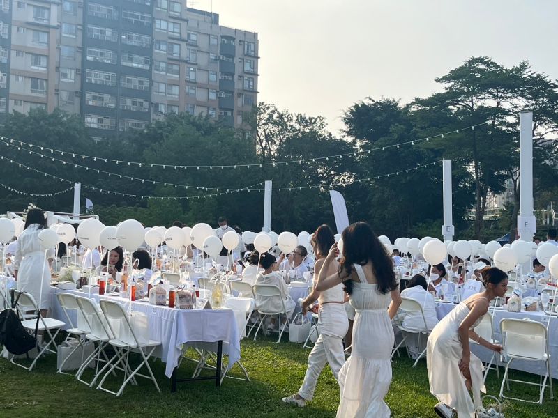 ▲台北國際白色野餐日登場，民眾全身純白服裝參與活動。（圖／記者鍾怡婷攝）