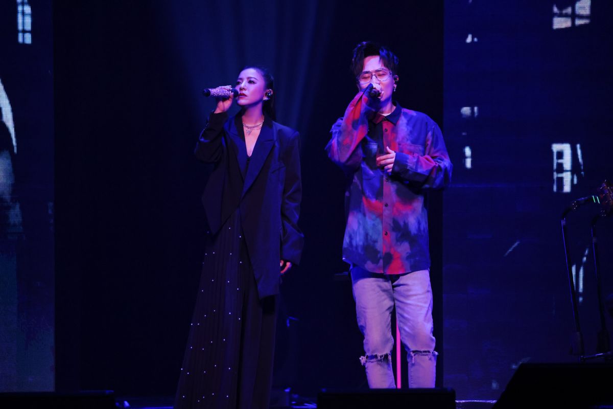 ▲丁噹（左）狂撩師弟蕭秉治。（圖／相信音樂提供）