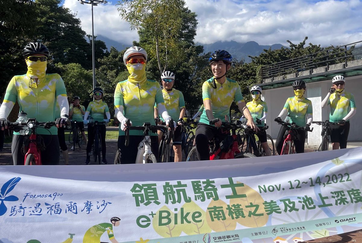 ▲悠遊卡公司董事長陳亭如（前排左起）、自行車新文化基金會董事長劉麗珠和交通部觀光局主任秘書林佩君參加領航騎士團。自行車新文化基金會／提供