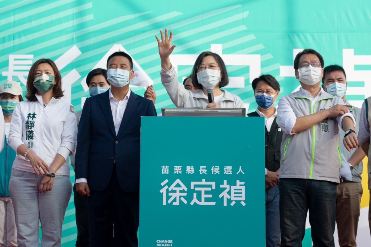 ▲徐定禎今日於苑裡舉行「拒絕黑金，守護苗栗」造勢，蔡英文前往背書並表示，苗栗選情已經黃金交叉，請大家集中選票、返鄉投票。（圖／民進黨提供）