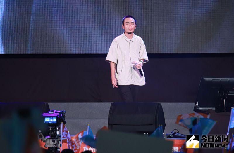 ▲民進黨於凱道舉行「為台灣鼓舞」造勢活動,滅火器樂團打頭陣演出。(圖/記者葉政勳攝,2022.11.12)