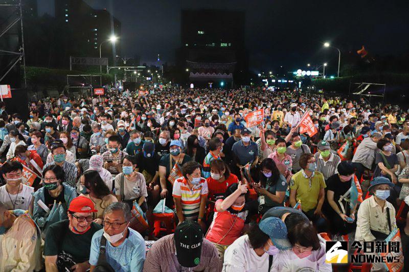 ▲民進黨於凱道舉行「為台灣鼓舞」造勢,現場湧進至少3萬人,全力展現2022大選勝選氣勢。(圖/記者葉政勳攝,2022.11.12)