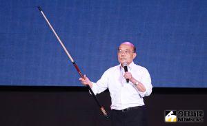 行政院長蘇貞昌登上凱道發表演說,細數蔡政府政績,也全力拉抬民進黨選情。 ▲朱立倫嗆聲「民主非民進黨做主」,蘇貞昌反問台灣人要選擇親中是民主。(圖/記者葉政勳攝)