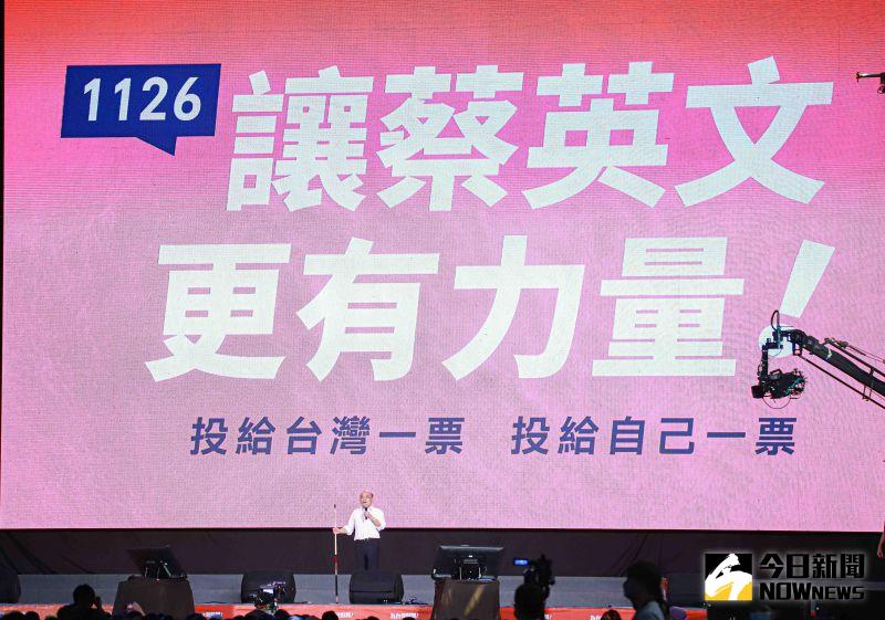 ▲蘇貞昌向台下喊話「蘇貞昌給你鞠躬敬禮」,期盼大家做政府的後盾,支持自己過去的閣員陳時中、林佳龍及民進黨候選人們。(圖/記者葉政勳攝,2022.11.12)