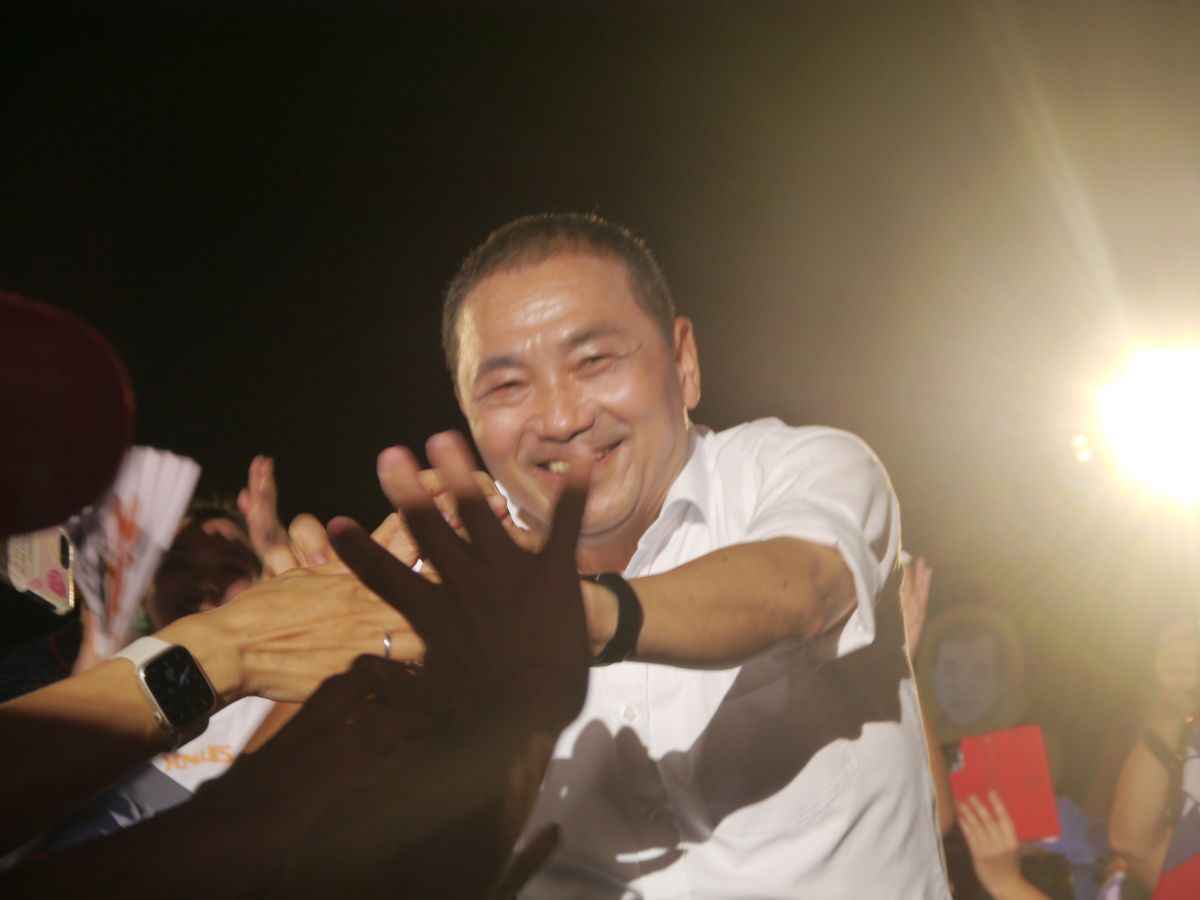 ▲國民黨六都直轄市長候選人舉辦聯合造勢晚會，新北市長候選人侯友宜在大批支持群眾簇擁下，步上紅毯星光大道，展現地主強大氣勢。（圖 ／記者吳嘉億攝，2022.11.12）