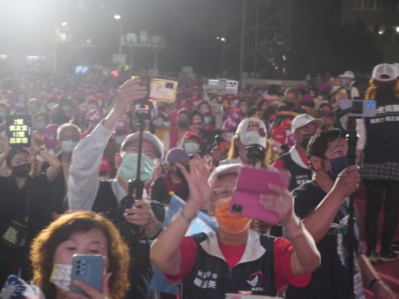 ▲國民黨六都直轄市長候選人舉辦聯合造勢晚會,現場滿滿的支持群眾擠滿板橋第一運動場前廣場。(圖 /記者吳嘉億攝,2022.11.12)