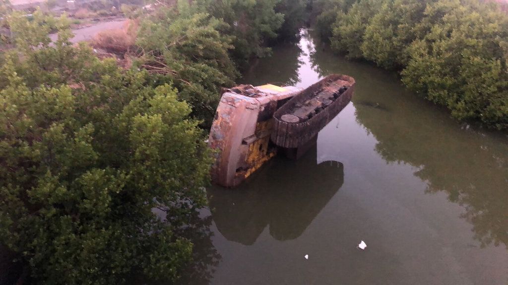 ▲台南市安南區今（12）日下午5點左右，一輛挖土機不明原因掉落到水池中，駕駛送醫後宣告不治。（圖／翻攝畫面）