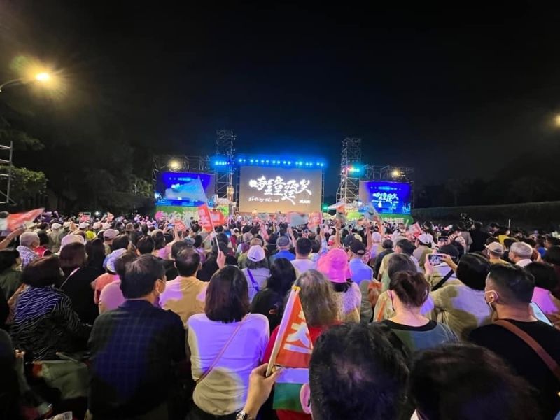 ▲民進黨邀請各界的影響力人士，以「為台灣挺身而出」為題拍攝影片，呼籲民眾在11月26日一起出門投票。圖為本月12日民進黨於凱道舉辦「為台灣鼓舞」造勢活動。（圖／民進黨提供）