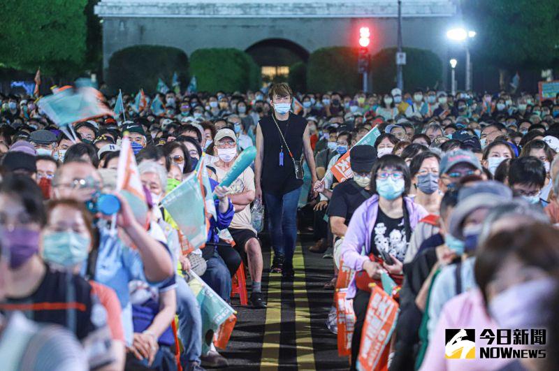 ▲民進黨晚間於凱道舉行「為台灣鼓舞」造勢晚會,現場湧入5萬人,展現團結勝選氣勢。(圖/記者葉政勳攝,2022.11.12)