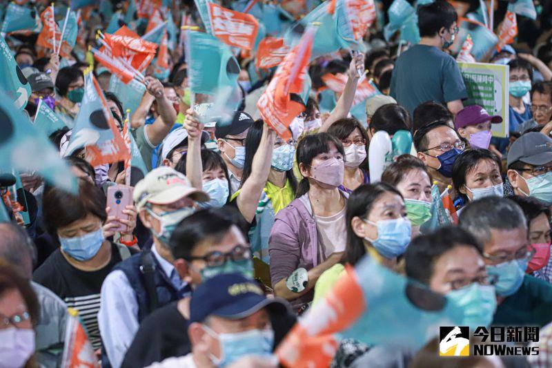 ▲民進黨晚間於凱道舉行「為台灣鼓舞」造勢晚會,現場湧入5萬人,展現團結勝選氣勢。(圖/記者葉政勳攝,2022.11.12)