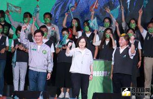 民進黨晚間於凱道舉行「為台灣鼓舞」造勢晚會,蔡英文在陳時中、林佳龍陪同下壓軸登台演說。 ▲陳時中舉辦大遊行並將在台北市府前廣場會師,蔡英文也將同框造勢,衝刺選情。(圖/記者葉政勳攝)