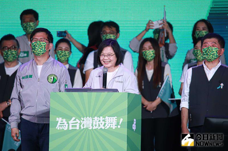 ▲民進黨晚間於凱道舉行「為台灣鼓舞」造勢晚會,蔡英文在陳時中、林佳龍陪同下壓軸登台演說。(圖/記者葉政勳攝,2022.11.12)
