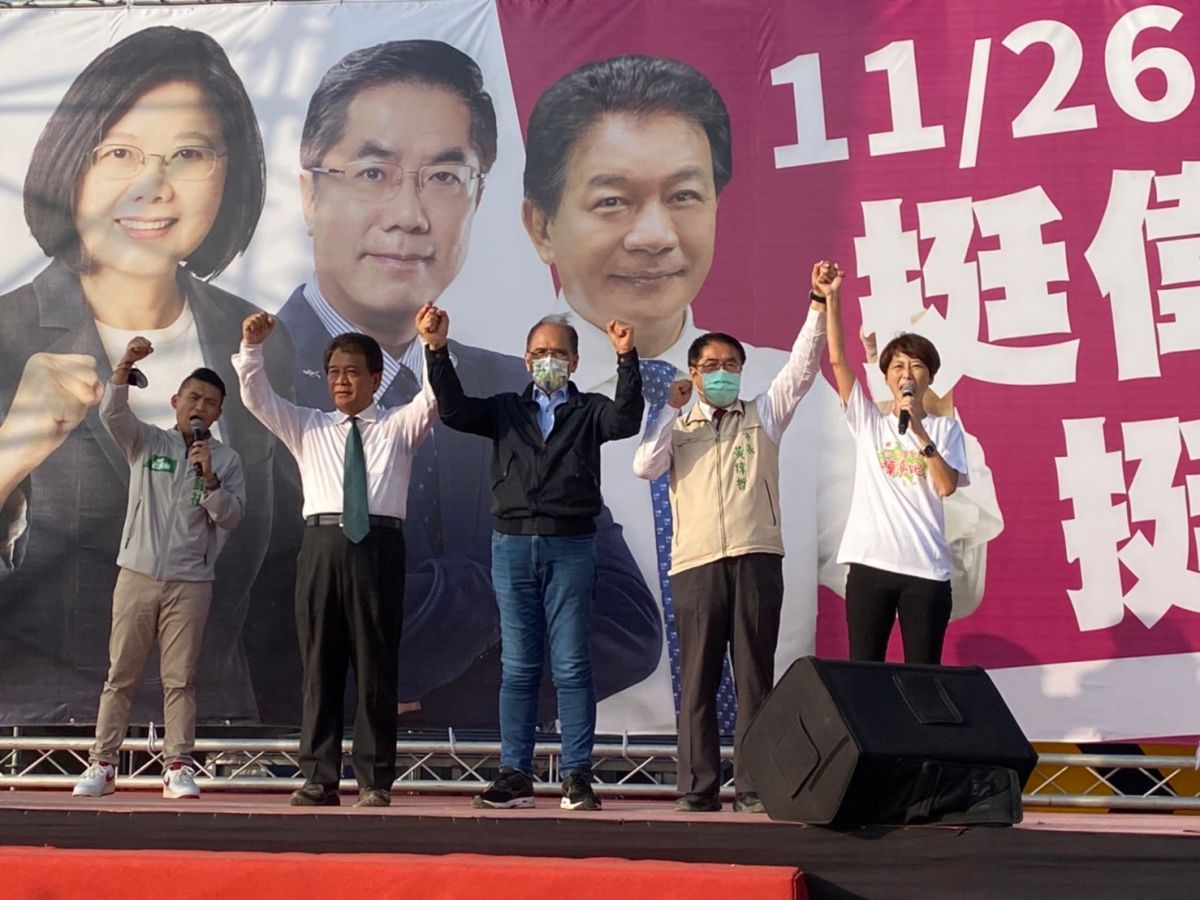 ▲立法院長游錫堃(中)台南市長黃偉哲(右二)立法委員陳亭妃(右一)台南市議長郭信良(左二)同台「挺偉哲、挺18歲」（圖／記者張振興攝，2022,11,12）