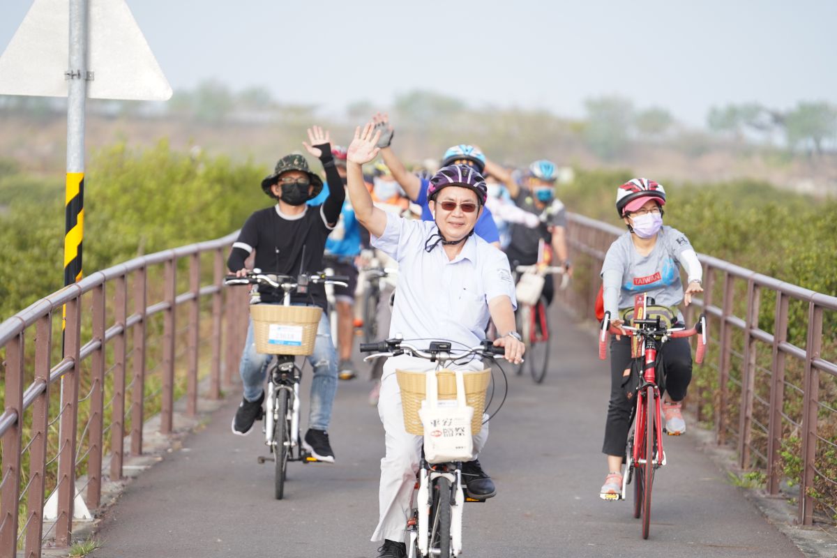 ▲雲管處長陳煜川(中)帶領台灣各地共360名單車騎士一路護鹽至南鯤鯓，一同體驗這場結合觀光與宗教的活動盛事（圖／記者張振興攝，2022,11,12）