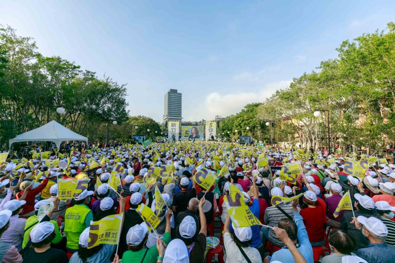 ▲沈慧虹今日新竹孔廟廣舉舉行「新竹光榮5力全開」造勢,現場超過5000人力挺。(圖/民進黨提供)