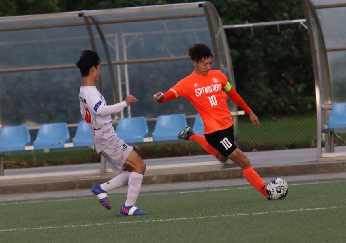 ▲台北展逸隊長王翔毅積極進攻，但第32分鐘與對方門將衝撞受傷離場。官方提供