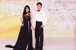 ▲ 蘇有朋以白馬王子形象亮相金雞獎,陳妍希的黑色禮服卻顯得較為臃腫。(圖/翻攝自陳妍希微博) ▲ 蘇有朋以白馬王子形象亮相金雞獎,陳妍希的黑色禮服卻顯得較為臃腫。(圖/翻攝自陳妍希微博)