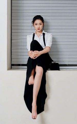 ▲關曉彤身高逾170公分,有雙修長美腿。(圖/翻攝自關曉彤微博) ▲關曉彤身高逾170公分,有雙修長美腿。(圖/翻攝自關曉彤微博)