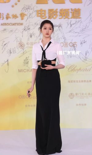 ▲關曉彤沒秀美腿,反而露出腰間一圈肉。(圖/翻攝自關曉彤微博) ▲關曉彤沒秀美腿,反而露出腰間一圈肉。(圖/翻攝自關曉彤微博)