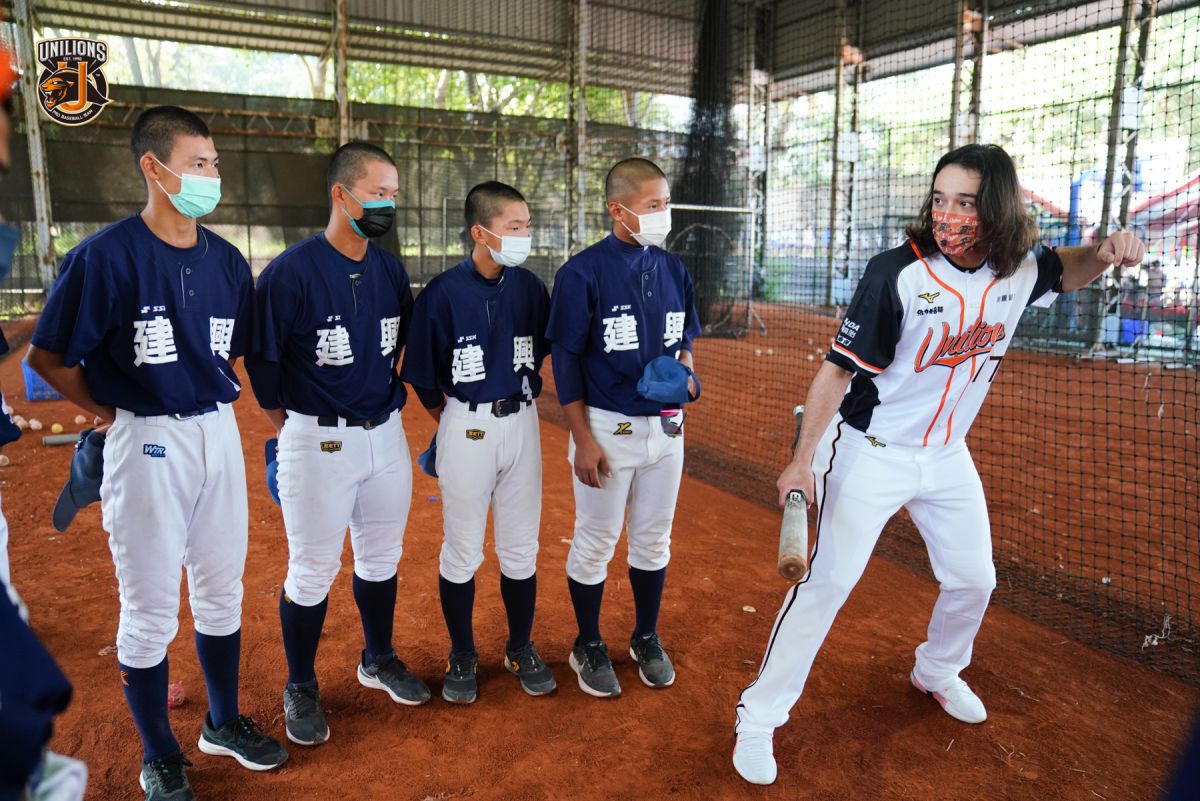 ▲統一獅隊林安可回母校教學弟。（獅隊提供）
