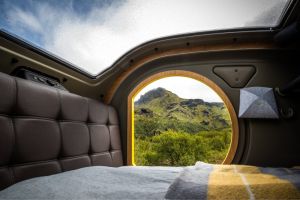 ▲該車是冰島廠商所做的Mink Camper露營拖車，床鋪上方有一大面觀景窗。（圖／翻攝自Mink Campers官網）