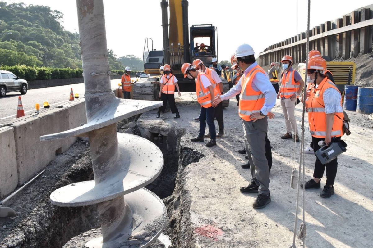 ▲國道1號汐止坍方路段於1日發生邊坡坍滑，交通部長王國材也在昨（12）日下午至國道1號汐止交流道南下邊坡現場，關心集散道及匝道搶通施工情形，今（13）日受此次事件影響的交通動線都已全部恢復。（圖／高公局提供）