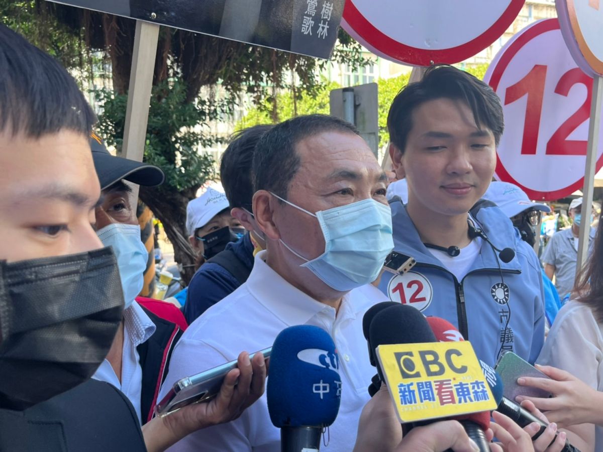 ▲侯友宜陪同子弟兵呂家愷到鶯歌市場掃街拜票，受訪時表示自己的DNA就是愛這個國家跟人民。（圖 ／記者吳嘉億攝，2022.11.13）
