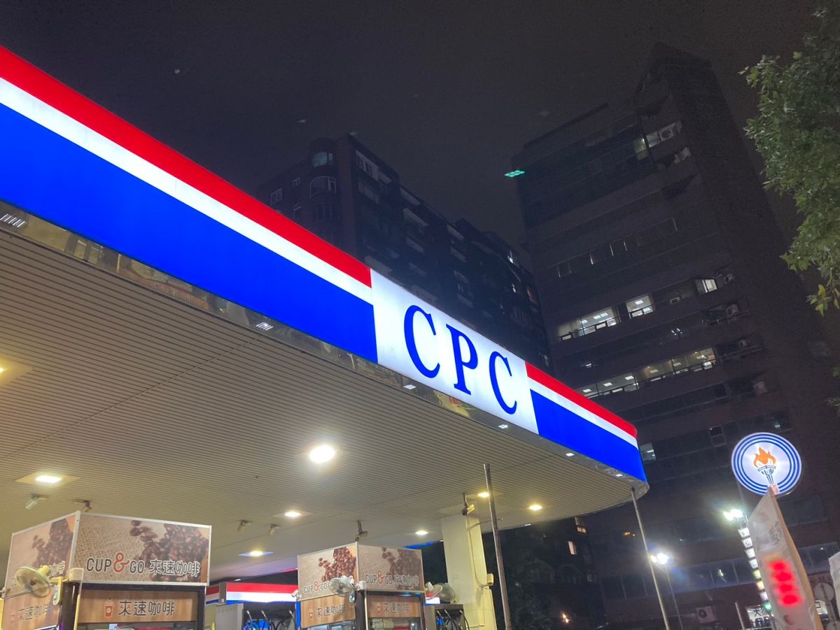 ▲台灣中油公司宣布，自明（22）日凌晨零時起汽、柴油各調降0.2元。（圖／記者鄭妤安攝影）