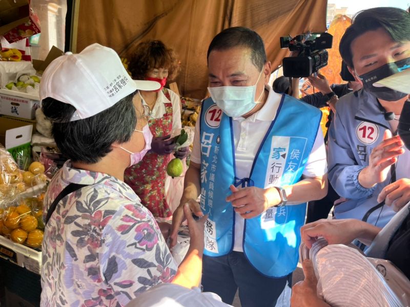 ▲侯友宜陪同子弟兵呂家愷到鶯歌市場掃街拜票,與市場民眾熱情打招呼、寒喧。(圖 /記者吳嘉億攝,2022.11.13)