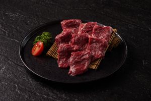 王品燒肉開戰!爽吃板腱牛11元 99元大啖澳洲和牛喝生啤 ▲憑券到「最肉」消費滿低消,即可以99元加購的「澳洲和牛厚裙肉」一份(價值380元)。(圖/王品提供)