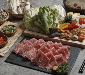 王品燒肉開戰!爽吃板腱牛11元 99元大啖澳洲和牛喝生啤 ▲築間彰化四維店,開幕期間推出免費贈肉活動。(圖/築間集團提供)