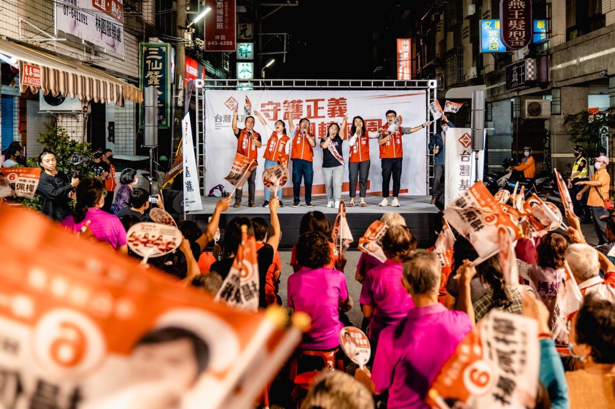 ▲台灣基進林園、大寮市議員候選人楊佩樺昨（12）晚舉行競總成立大會，現場湧入三百多位鄉親。(圖／翻攝畫面)