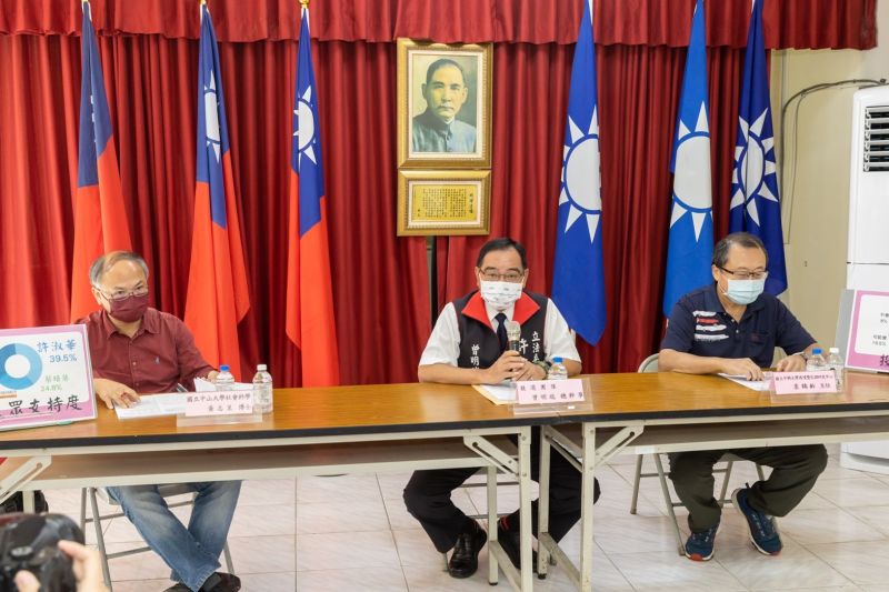 ▲許淑華陣營趕在封關前公佈2份民調結果,數字顯示大贏對手蔡培慧。(圖/許淑華競總提供,2022.11.13)