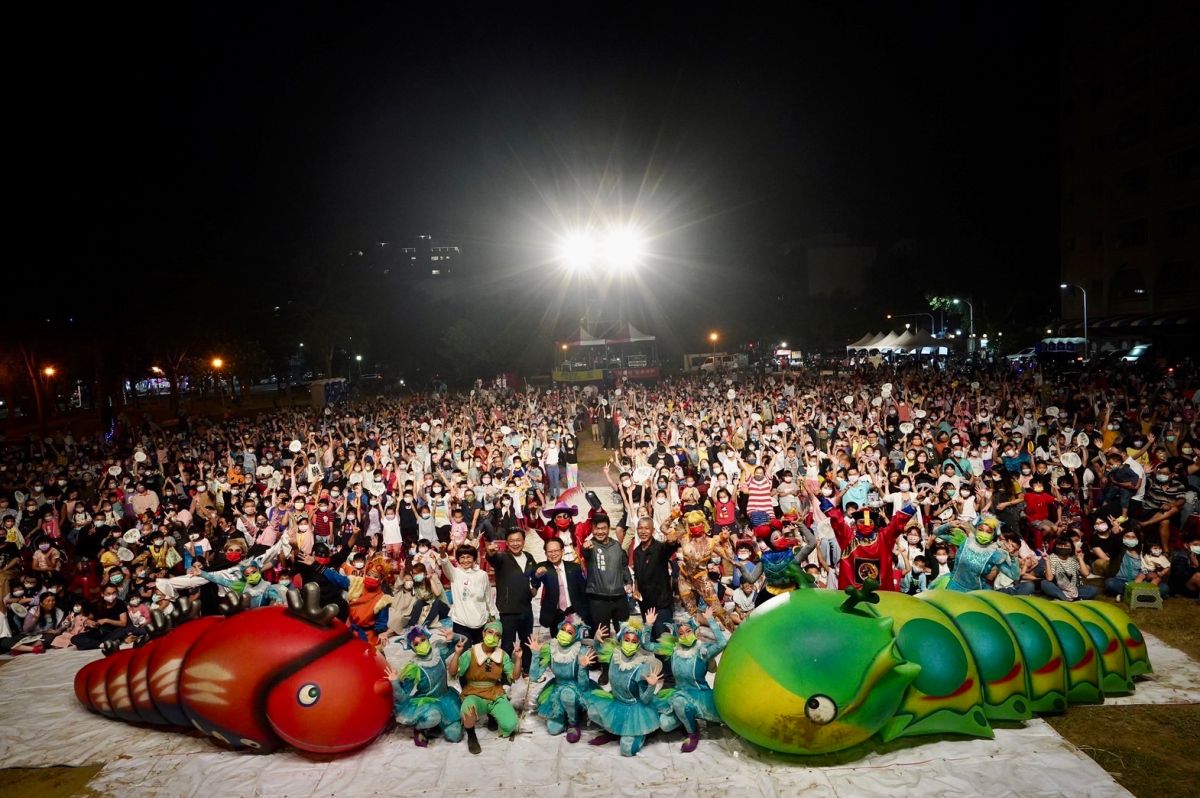 ▲高雄樂活節，12日晚間在鼓山區大榮中學上場。立法委員趙天麟邀請紙風車劇團演出蕃薯森林奇遇記，現場湧入超過五千名觀眾爆棚。(圖／記者郭凱杰翻攝)