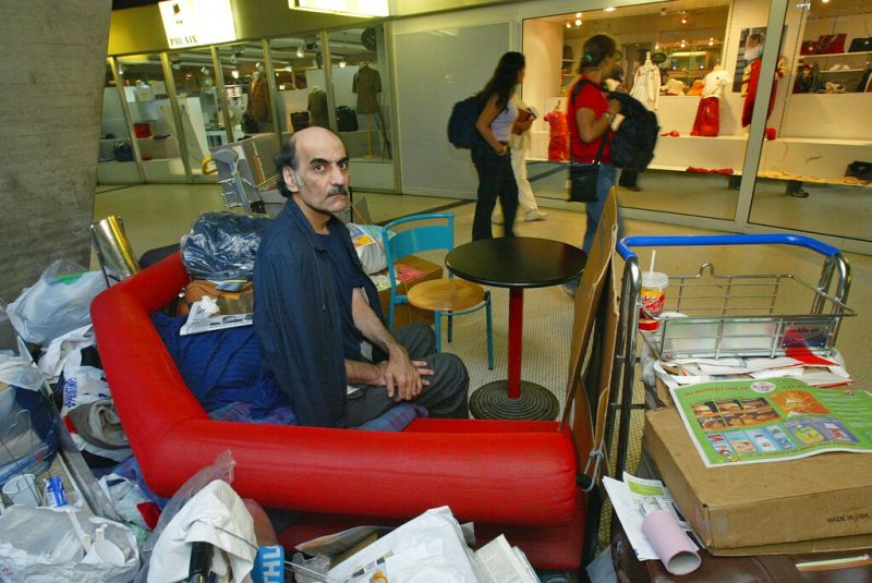 ▲《航站情緣》主角原型、困在巴黎戴高樂機場18年的伊朗男子納賽里，曾在數周前返回機場居住並於12日過世。（圖／美聯社／達志影像）