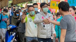 ▲陳其邁預定於明(14)日起啟動車掃,以拉抬民進黨在各選區推出的非現任議員候選人,期待民進黨能夠力拚單獨過半。(圖/記者郭凱杰翻攝) ▲陳其邁預定於明(14)日起啟動車掃,以拉抬民進黨在各選區推出的非現任議員候選人,期待民進黨能夠力拚單獨過半。(圖/記者郭凱杰翻攝)