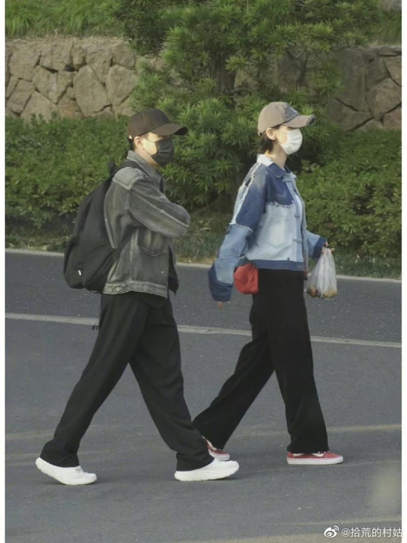 ▲劉愷威（左）和新歡出遊，女方的帽子和褲子被認出是李曉峰。（圖／翻攝自新浪娛樂微博）