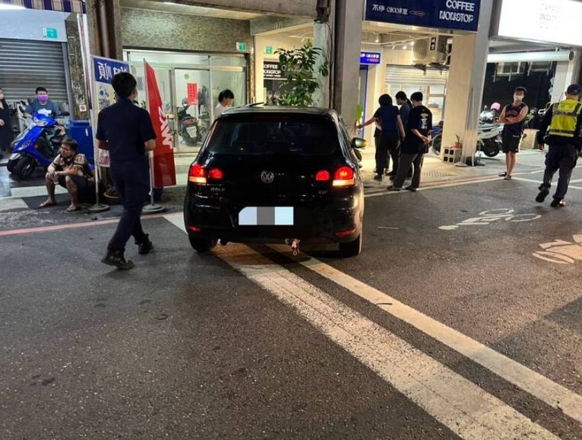 ▲吳男見警盤查心虛駕車逃逸，過程中撞上一名騎士，車輛撞進民宅。（圖／翻攝畫面）