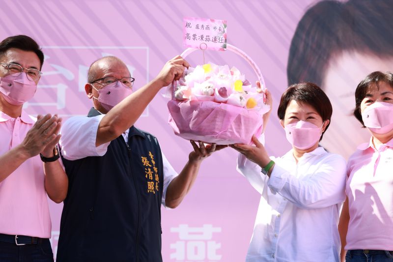 ▲台中市議長張清照送「凍蒜」禮籃給盧秀燕。(圖/盧秀燕競總提供,2022.11.13)