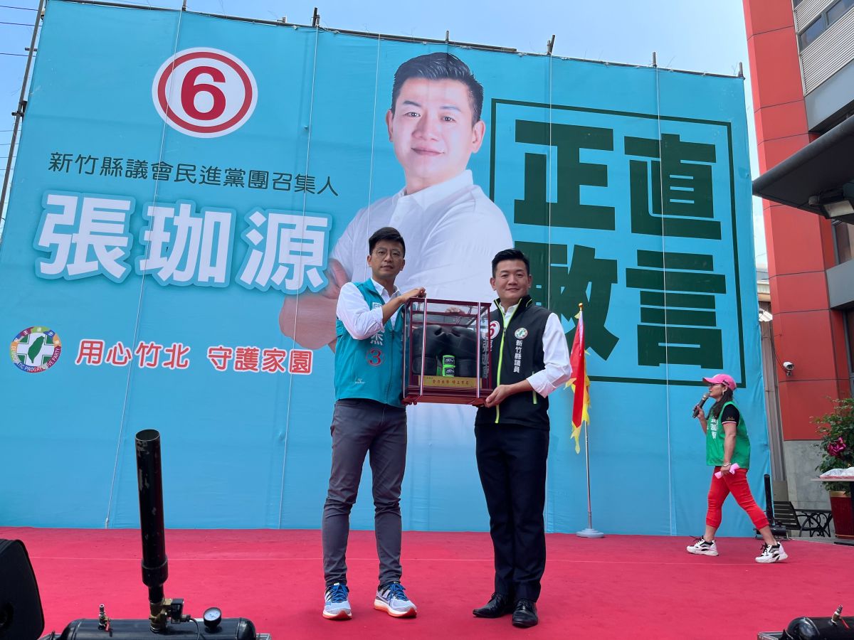 ▲民進黨新竹縣長候選人周江杰，參加縣議員候選人張珈源的競選總部成立大會。（圖/周江杰團隊提供）