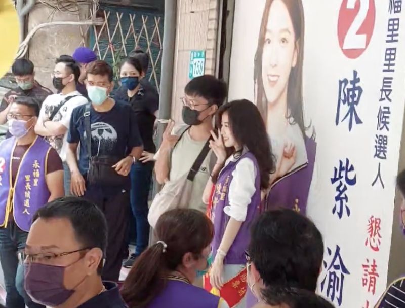 ▲陳紫渝今天在紫渝競選服務處成立茶會,與慕名前往的民眾合影。(圖/陳紫渝臉書)