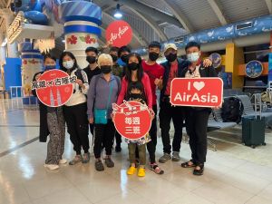▲睽違兩年AirAsia再次降落高雄機場，旅客興奮登機，馬來西亞亞航首席執行長 Riad Asmat也激動表示，這次從吉隆坡飛往高雄的首航航班對我們來說是一個期待已久的時刻！（圖／airasia提供）
