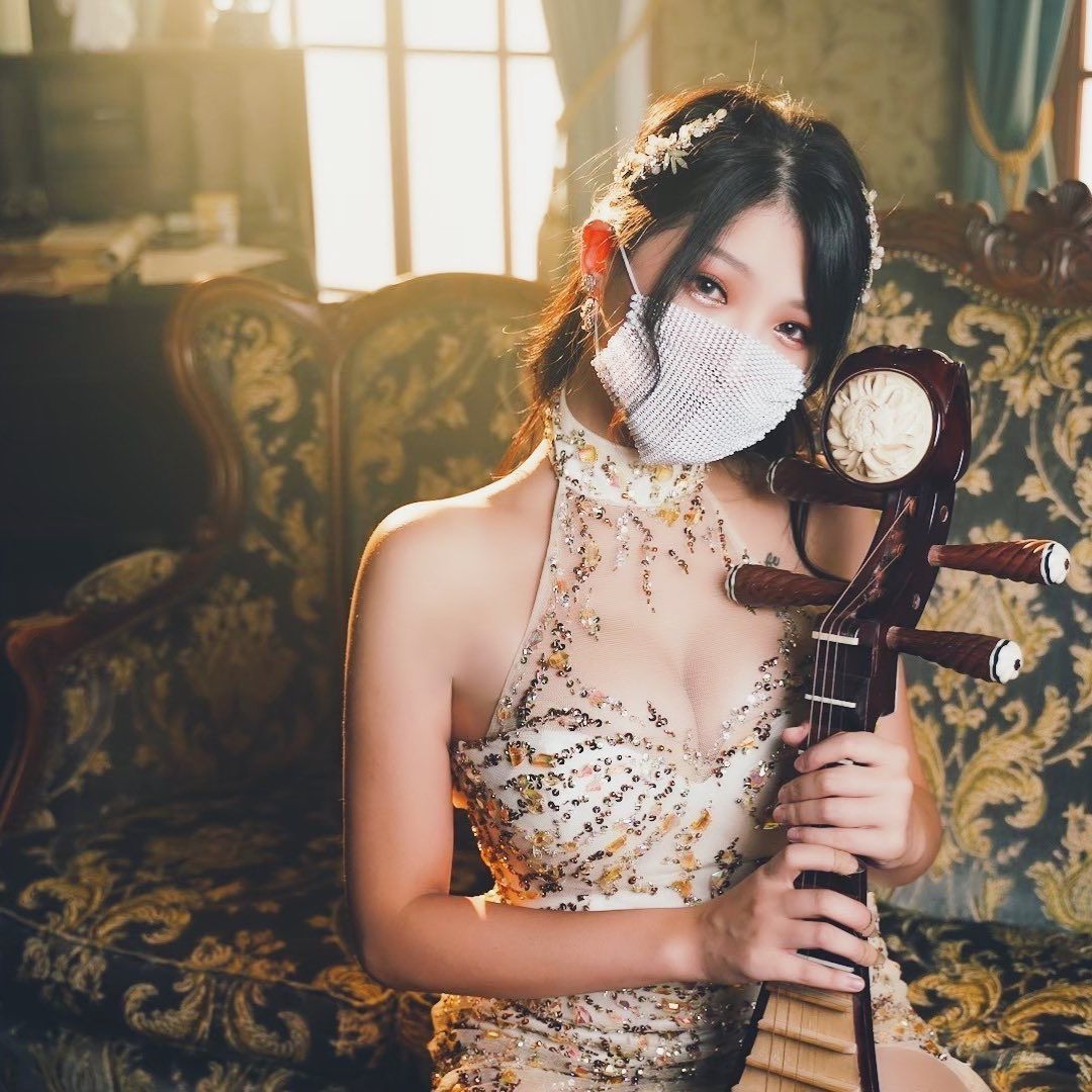 ▲雨禧戴上口罩表演，被封為蒙面「琵琶女神」。（圖／翻攝自雨禧IG）