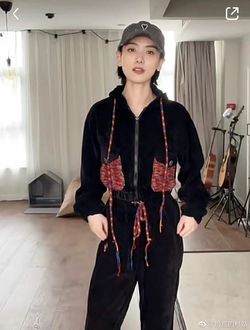 ▲李曉峰直播時的穿著，跟出遊被抓包照片的帽子、褲子都是同款。（圖／翻攝自微博）