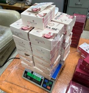 ▲販毒集團自泰國走私毒品,利用「代餐食品」國際包裹夾藏逾7公斤海洛因來台,遭財政部關務署和刑事局查獲攔阻,並循線緝獲幕後首腦天道盟蔡姓分會長等9嫌送辦。(圖/翻攝畫面) ▲販毒集團自泰國走私毒品,利用「代餐食品」國際包裹夾藏逾7公斤海洛因來台,遭財政部關務署和刑事局查獲攔阻,並循線緝獲幕後首腦天道盟蔡姓分會長等9嫌送辦。(圖/翻攝畫面)