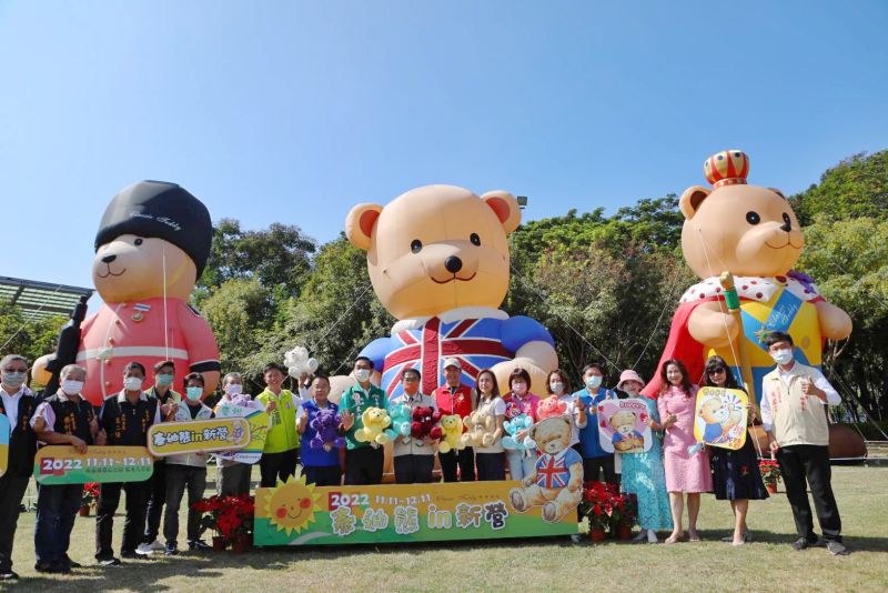 台南新營文化中心10米泰迪熊現身萌翻　打卡再抽限量熊娃