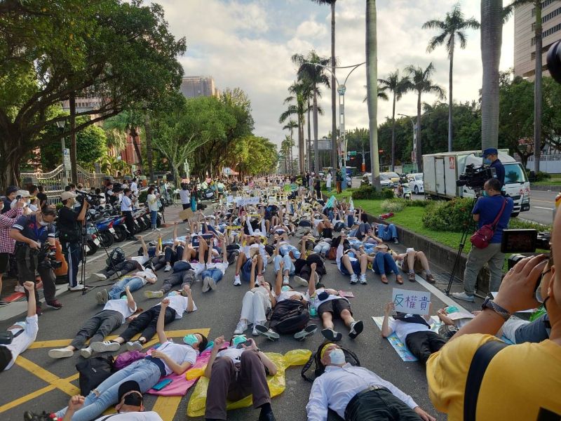反放寬波波醫師回台條件　數百名牙醫、學生集體躺平抗議
