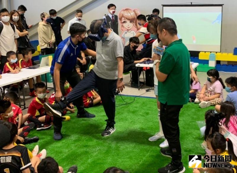 小學迷你足球賽　陳時中體驗運動版VR
